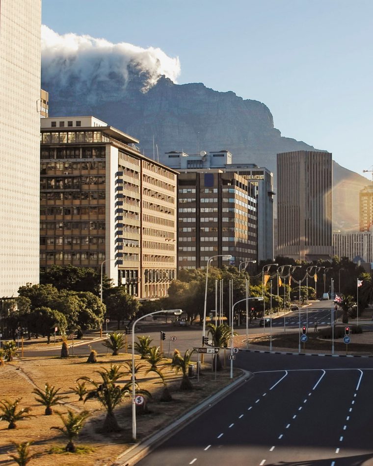 A Cape Town boulevard leading towards Table Mountain